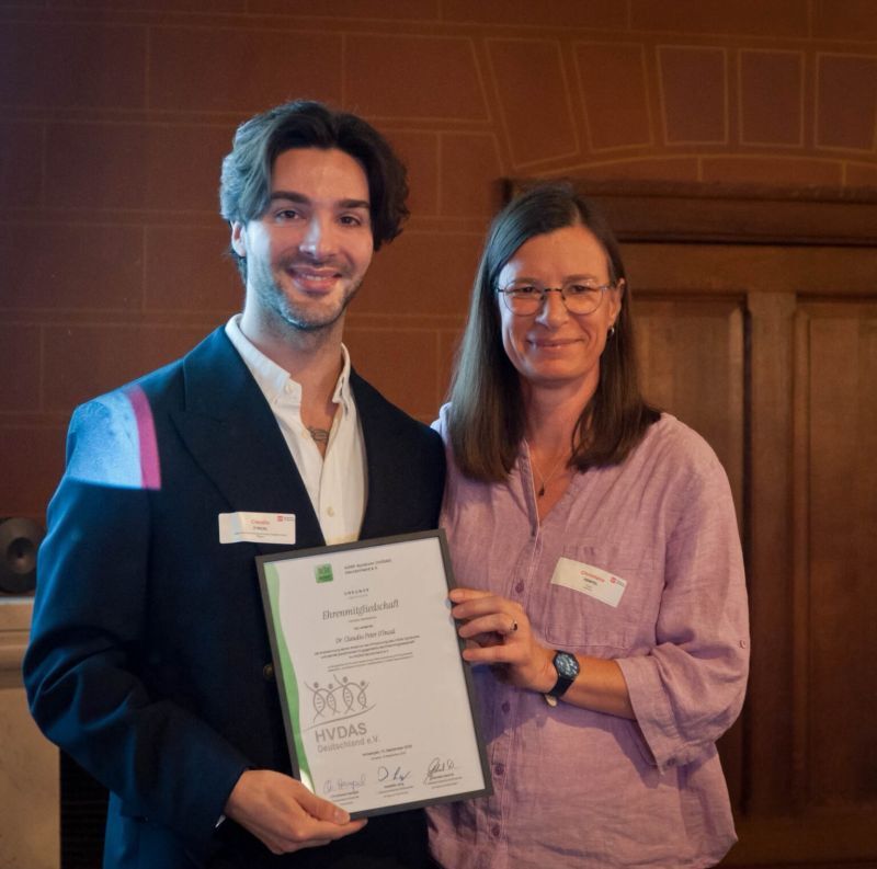 Claudio D'Incal kreeg een honorary award voor zijn onderzoek naar ADNP-related HVDAS van de Duitse ADNP vereniging